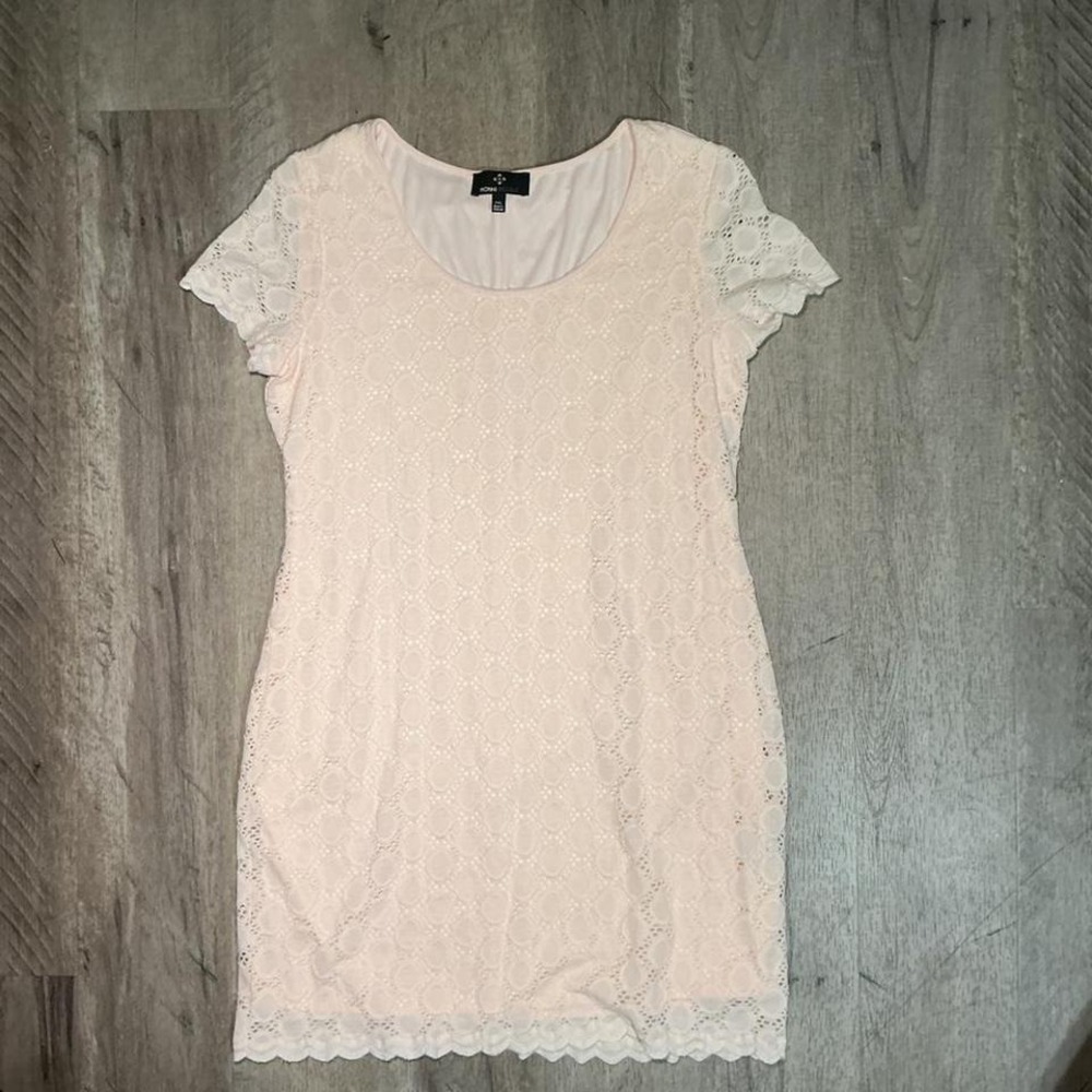 Ronni Nicole pink lace top with ruffle sleeves. Size: XL